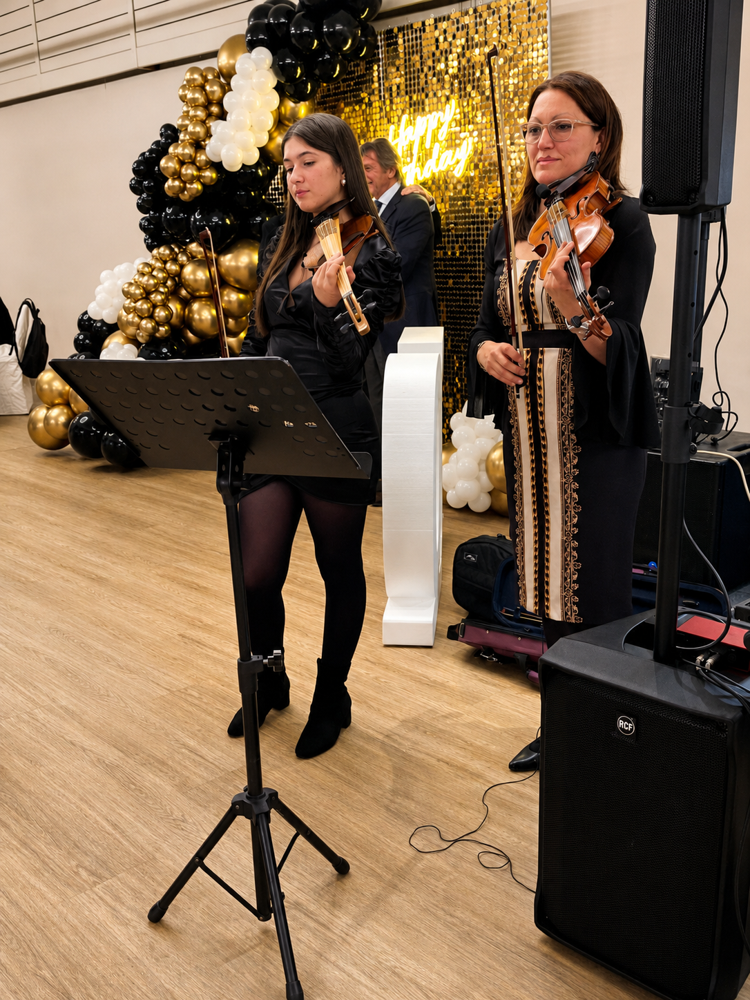 Barbara e Asia durante un evento dal vivo
