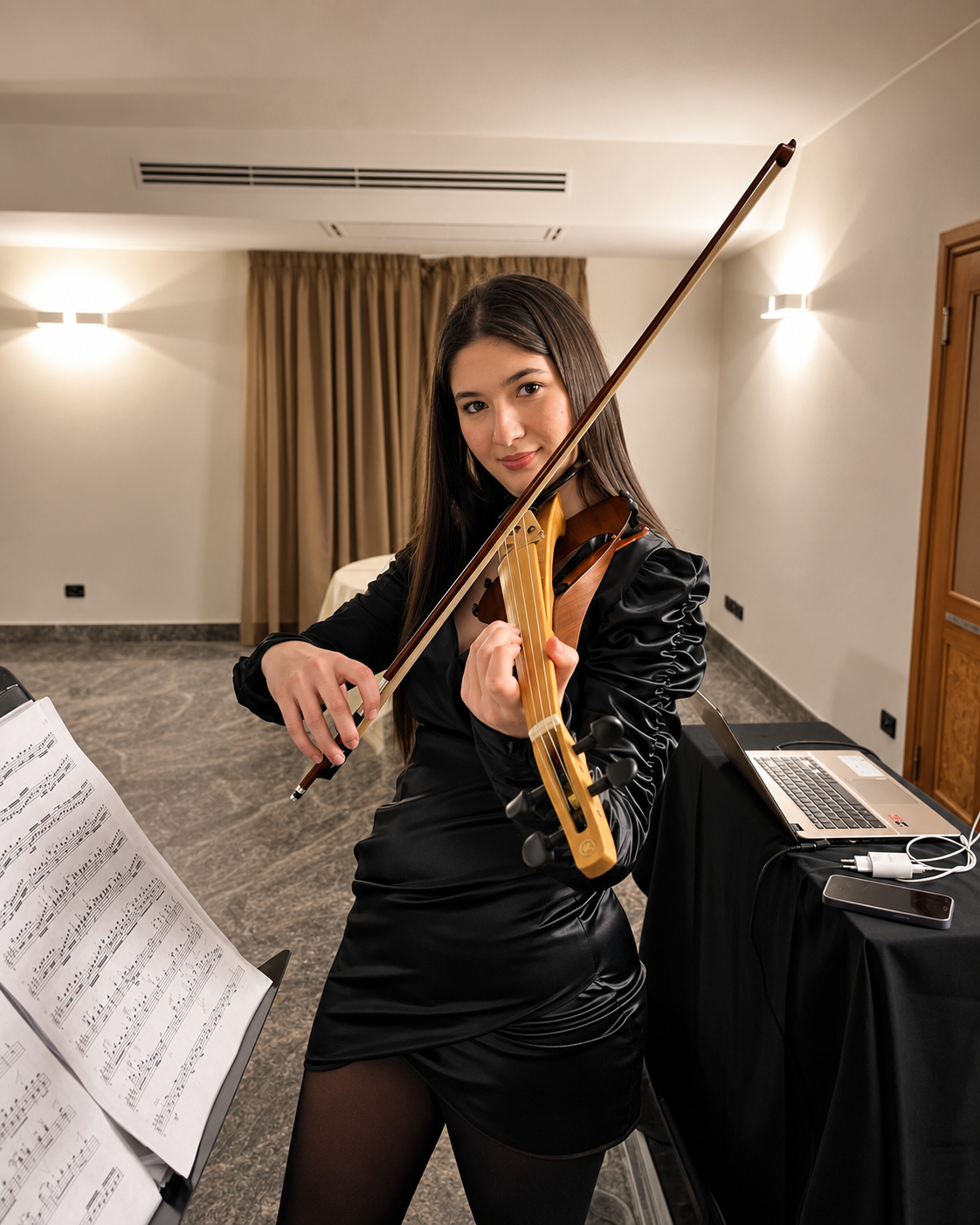 Asia durante una performance con il violino